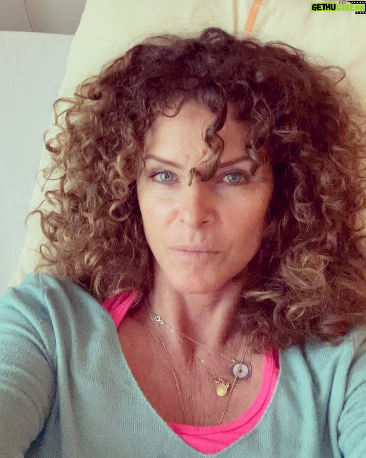 Manuela Lopez Instagram - Coucou à tous ! Des news comme promis ..Désolée pour la coupure mais je repartais en examen , et pour finir je voulais vous souhaiter bon courage pour le confinement, la priorité c’est de prendre soin de nos vies donc on tient ! Des bisous tout plein et encore merci pour vos petits messages et vos bonnes ondes 🙏🎁 courage au personnel soignant un grand Merci à eux 🙏🙏🙏