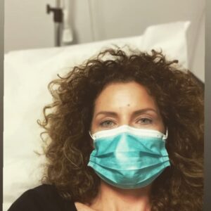 Manuela Lopez Instagram - Bonjour à tous ! Tout d’abord Je voulais vous remercier pour tout vos messages qui me donnent beaucoup de force ...mercii ..ça me touche vraiment. Ma pathologie cardiaque est atypique,  multiple, mais enfin identifiée, nous mettons en place un nouveau protocole de soins et de médication assez long pour stopper ces récidives  qui abîment  gravement mon cœur . Mon Objectif ; être de nouveau pleine forme après la rééducation cardiaque fin août. Je ne nie pas que C’est difficile, les douleurs de récidives, (comme des infarctus) les angoisses, la fatigue derrière ..j’ai parfois très peur .. Depuis fin décembre j’ai été hospitalisée 3 fois en soins intensifs sans compter les examens fréquents., mais je suis là ..Dans ce protocole ils vont aussi me démonter la dentition de devant ;implants et reconstitutions osseuses .(car les dents sont liées au cœur et n’importe quelle petite bactéries identifiées peut abîmer le cœur ). ( joli sourire en perspective donc! Vive le masque !!🤪) en bref un gros chantier pour rester en vie ce qui est le principal le reste ça se répare c’est pas grave!.. je veux m’en sortir autant le crier bien fort..(entre deux j’arrive à garder le moral car la vie ne m’oublie pas et me fait de jolis cadeaux💙 et puis jai la chance d’être encadrée par les meilleurs donc ça va le faire😁🙏🥰🥰je vous fais des gros bisous et encore merci pour vos petits mots qui apaisent mes peurs et me donnent de la force pour traverser cette épreuve. MERCI 🙏 🥰😘💝on ne se lâche pas ... à bientôt .. et .. Merci encore merci 🙏 N’oubliez jamais d’ouvrir grand les yeux pour profiter de ce que la vie vous offre, c’est un cadeau , prenez soin de vous 🎁 Ps; je remercie  aussi pour leur empathie les professionnels . Si vous désirez me joindre, inutile de contacter JLA production ( je ne leur appartient pas/plus) je serais désormais disponible par mail (mail ci dessus :seulement pro svp 🙏)pour témoigner pendant mes moments de ‘mieux’ si ça peut aider pour les combats d’autres personnes handicapées et/ou malades.. Merci à tous 🙏 #ensemble #moncombat #coeur #force #paslechoix #jevaisyarriver