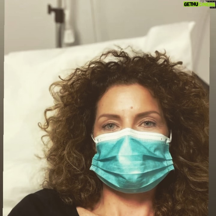 Manuela Lopez Instagram - Bonjour à tous ! Tout d’abord Je voulais vous remercier pour tout vos messages qui me donnent beaucoup de force ...mercii ..ça me touche vraiment. Ma pathologie cardiaque est atypique, multiple, mais enfin identifiée, nous mettons en place un nouveau protocole de soins et de médication assez long pour stopper ces récidives qui abîment gravement mon cœur . Mon Objectif ; être de nouveau pleine forme après la rééducation cardiaque fin août. Je ne nie pas que C’est difficile, les douleurs de récidives, (comme des infarctus) les angoisses, la fatigue derrière ..j’ai parfois très peur .. Depuis fin décembre j’ai été hospitalisée 3 fois en soins intensifs sans compter les examens fréquents., mais je suis là ..Dans ce protocole ils vont aussi me démonter la dentition de devant ;implants et reconstitutions osseuses .(car les dents sont liées au cœur et n’importe quelle petite bactéries identifiées peut abîmer le cœur ). ( joli sourire en perspective donc! Vive le masque !!🤪) en bref un gros chantier pour rester en vie ce qui est le principal le reste ça se répare c’est pas grave!.. je veux m’en sortir autant le crier bien fort..(entre deux j’arrive à garder le moral car la vie ne m’oublie pas et me fait de jolis cadeaux💙 et puis jai la chance d’être encadrée par les meilleurs donc ça va le faire😁🙏🥰🥰je vous fais des gros bisous et encore merci pour vos petits mots qui apaisent mes peurs et me donnent de la force pour traverser cette épreuve. MERCI 🙏 🥰😘💝on ne se lâche pas ... à bientôt .. et .. Merci encore merci 🙏 N’oubliez jamais d’ouvrir grand les yeux pour profiter de ce que la vie vous offre, c’est un cadeau , prenez soin de vous 🎁 Ps; je remercie aussi pour leur empathie les professionnels . Si vous désirez me joindre, inutile de contacter JLA production ( je ne leur appartient pas/plus) je serais désormais disponible par mail (mail ci dessus :seulement pro svp 🙏)pour témoigner pendant mes moments de ‘mieux’ si ça peut aider pour les combats d’autres personnes handicapées et/ou malades.. Merci à tous 🙏 #ensemble #moncombat #coeur #force #paslechoix #jevaisyarriver