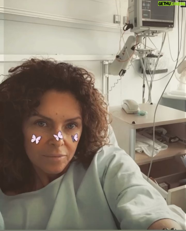 Manuela Lopez - 6.3K Likes - Des news.. Atteinte d’une cardiomyopathie associée à un Tako-Tsubo atypique, je fais de mon mieux depuis plusieurs semaines pour sortir de ce cercle infernal de récidives de myocardites et me bats chaque jour .. Merci à mes 5 cardiologues dont 3 Professeurs , 🙏grâce à leur consensus feront tout pour que de nouveau je puisse vivre normalement . Merci à vous tous pour votre soutien . Besoin de vos ondes positives. Je vous embrasse fort et surtout prenez soin de vous 🙏