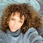 Manuela Lopez Instagram - Bonsoir 💙 Dans la rubriqueonsefaitdubien, ce soir je vous propose un exercice à partager.. Chaque soir , se souvenir de 3 jolies choses ou bon moments que nous avons passé durant la journée.. Ça peut être une toute petite chose, une odeur, une jolie vue , une fleur , un bout de nature , un sourire, un échange, juste un petit truc qui vous a fait du bien ... #lespetiteschosesdelavie #sefairedubien #aimerlavie #partager Alors ? C’est quoi vous aujourd’hui ? Je vous embrasse fort et prenez soin de vous 🙏