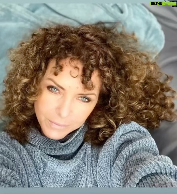 Manuela Lopez - 1K Likes - Bonsoir 💙 Dans la rubriqueonsefaitdubien, ce soir je vous propose un exercice à partager.. Chaque soir , se souvenir de 3 jolies choses ou bon moments que nous avons passé durant la journée.. Ça peut être une toute petite chose, une odeur, une jolie vue , une fleur , un bout de nature , un sourire, un échange, juste un petit truc qui vous a fait du bien ... #lespetiteschosesdelavie #sefairedubien #aimerlavie #partager Alors ? C’est quoi vous aujourd’hui ? Je vous embrasse fort et prenez soin de vous 🙏