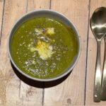 Manuela Lopez Instagram - Dans la rubriqueonsefaitdubien ; dimanche je suis allée au marché et .. soupe carottes , ail, oignon rouge , gingembre, curcuma poivre noir MAIS carottes avec ses fanes car : Fanes de carottes ; Elles contiennent des vitamines C et B9, tonifiantes et immunostimulantes, ainsi que du fer, qui aide à lutter contre la fatigue physique et intellectuelle. Ces feuilles vertes cachent aussi de la vitamine A, un nutriment indispensable pour garder une belle peau et maintenir un bon capital vision. ET FRANCHEMENT UN DÉLICE ! ( pour les plus gourmands un peu de mozza râpée ) Et on se fait du bien !! Bonne soirée