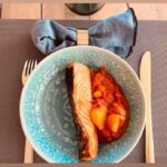 Manuela Lopez Instagram - Bonsoir les loulous! Alors pour notre rubriqueonsefaitdubien (tout en gourmandise, je sais pas faire autrement !) je vous propose ce soir; un saumon grillé à l’unilatéral accompagné de sa compotée de tomates et mangues .. Alors un pavé de saumon , jusque ici rien de compliqué ( griller côté peau) et pour la compotée , faites dorer dans de l’huile d’olive deux échalotes du gingembre haché menu ,coriandre tomates cerises et mangue (faire mijoter longtemps à feu très doux jusqu’à obtention de fruits confits en remuant régulièrement.. Sel rose et poivre 5 baies ! j’ai rajouté ensuite la coriandre 🌿 mais trop tard pour la photo j’ai tout mangé !! Bon appétit ! Sain et gourmand ! On se fait du bien ! Bon week-end !