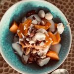 Manuela Lopez Instagram - Coucou les loulous ! Et si en ce début d’année on se focalisait sur les petites choses qui nous font du bien ? je vous partagerais ici mes petites recettes de bien être, de pause hors du temps, juste du bon pour mieux être , #rubriqueonsefaitdubien🙏Ca vous dit ? 🌞 alors ici un plein de vitamines - Écraser une petite banane , 3 gouttes de vitamines D - couper des fruits de saison ici Poire et kaki le tout arrosé d’un filet de citron et de graines ici ; macadamia, noix du Brésil et amendes !! Le plein d’Antioxydants, magnésium et vitamines ! Vous me direz si ça vous a plus !! Vous pouvez remplacer les fruits et les graines par d’autres que vous avez déjà par exemple ! Belle journée à tous 🙏