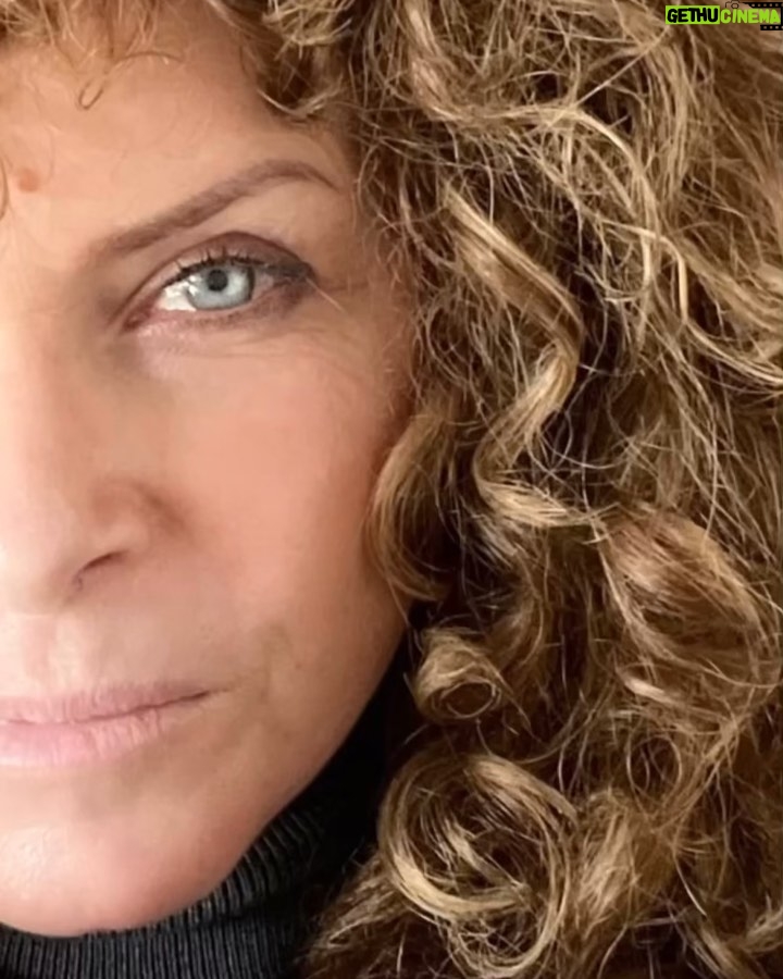 Manuela Lopez - 1.2K Likes - Quelle meilleure chose pour nous que de s’ancrer et de se ressourcer pour mieux profiter des petits cadeaux que la vie nous offre .. Pour ne voir que le bon pour à nouveau rayonner .. Namaste 🙏