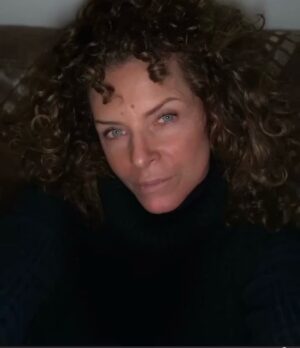 Manuela Lopez Instagram - En mode tête au réveil #hibernation #repos # S’arrêter, respirer, prendre le temps, d’analyser et avancer à nouveau en accord avec soi même .