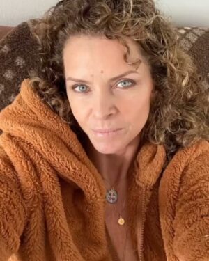 Manuela Lopez Instagram - Une meilleure année à vous tous ! Une santé de fer ! Un cœur en or ! Des rires a en oublier tout les pires ...#aunaturel #lookoftheday #premiermatin2021 #tetedechienmouillé 😂🐶
