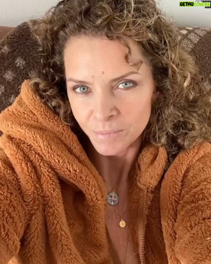 Manuela Lopez - 1.3K Likes - Une meilleure année à vous tous ! Une santé de fer ! Un cœur en or ! Des rires a en oublier tout les pires ...#aunaturel #lookoftheday #premiermatin2021 #tetedechienmouillé 😂🐶