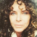Manuela Lopez Instagram - Je débranche quelques temps ... Las .... je m’en vais me ressourcer, me remplir à nouveau de lumière pour pouvoir vous redistribuer de jolies essences pleine de vie ... Se retrouver et mieux se préserver 🙏🙌🏼🌞😁 Surtout soyez prudents et bienveillants . Belles fêtes à bientôt .. #covid_19 #prudence #bienveillance #aime #lavie