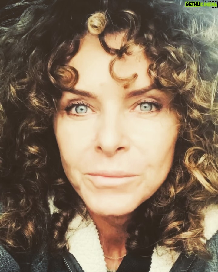 Manuela Lopez - 1.5K Likes - Je débranche quelques temps ... Las .... je m’en vais me ressourcer, me remplir à nouveau de lumière pour pouvoir vous redistribuer de jolies essences pleine de vie ... Se retrouver et mieux se préserver 🙏🙌🏼🌞😁 Surtout soyez prudents et bienveillants . Belles fêtes à bientôt .. #covid_19 #prudence #bienveillance #aime #lavie