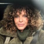 Manuela Lopez Instagram - Je vous souhaite le meilleur de vous ! D’être bon, bienveillant, généreux, et la vie s’occupera du reste .. Belles fêtes de fin d’année .. Et de l’amour tout plein ❤️ #bienetre #bienveillance #vie