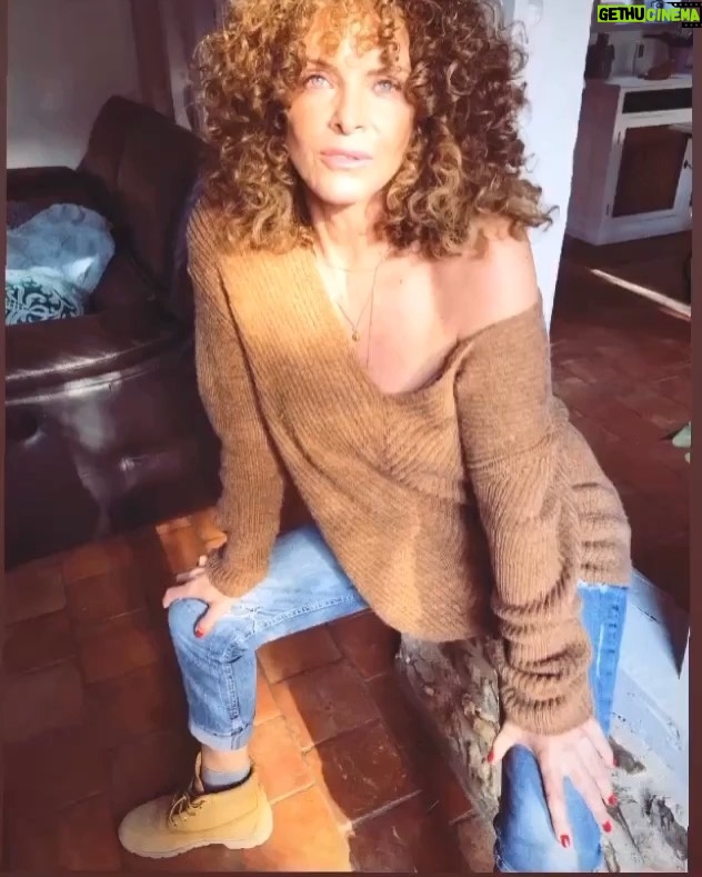 Manuela Lopez - 1.2K Likes - Belle semaine à vous ! On tient bon ! Solidarité et bienveillance sont de mises .. 🙏💋💙