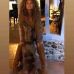 Manuela Lopez Instagram - Parfois la vie nous propose un chemin que nous n’aurions jamais imaginé ... Cela peut être difficile et déstabilisant, mais la vie est là et nous réserve toujours de jolies surprises! Alors je veux lui faire confiance .. je vais tourner cette nouvelle page .. je m’appliquerais à l’écrire avec douceur et espère de toute mon âme que mon cœur chantera à nouveau ... #aimer#lavieestbelle #traversée#mood