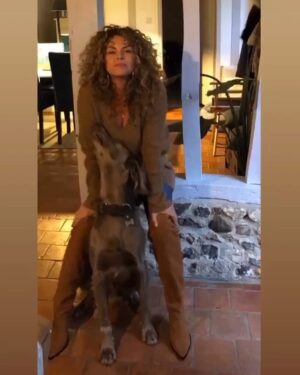Manuela Lopez Instagram - Parfois la vie nous propose un chemin que nous n’aurions jamais imaginé ... Cela peut être difficile et déstabilisant, mais la vie est là et nous réserve toujours de jolies surprises!  Alors je veux lui faire confiance .. je vais tourner cette nouvelle page .. je m’appliquerais à l’écrire avec douceur et espère de toute mon âme que mon cœur chantera à nouveau ... #aimer#lavieestbelle #traversée#mood