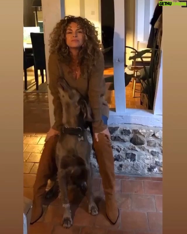 Manuela Lopez Instagram - Parfois la vie nous propose un chemin que nous n’aurions jamais imaginé ... Cela peut être difficile et déstabilisant, mais la vie est là et nous réserve toujours de jolies surprises! Alors je veux lui faire confiance .. je vais tourner cette nouvelle page .. je m’appliquerais à l’écrire avec douceur et espère de toute mon âme que mon cœur chantera à nouveau ... #aimer#lavieestbelle #traversée#mood