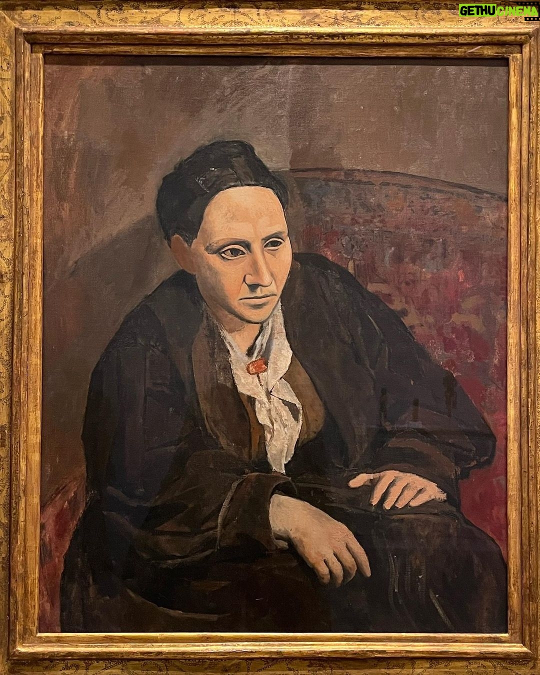 Manuela Velasco Instagram - La luz en el Edificio Sabatini y Picasso 1906. Maravillas. La 3 es El baño de Diana de Corot. Y ojo que han traído a Gertrude del MET. Para no perdérsela. Salir del periodo rosa y a unos pasos el Guernica. Lloro. #picasso1906 #gertrudestein @museoreinasofia