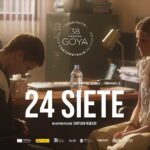 Manuela Velasco Instagram - Conocer el trabajo social, la implicación y responsabilidad de todas las personas que forman parte del proyecto @redes.afe nos ha cambiado nuestro mirar y estar en el mundo a todos los que hemos participado en este corto. Lo hemos hecho para visibilizar el acogimiento familiar especializado. Para que sepáis que hay niños que viven en instituciones (centros de acogida) y que han sufrido circunstancias tan graves de abandono, maltrato o abuso que para salir adelante necesitan otro tipo de protección. Personas menores de edad con problemas especiales o de riesgo, problemas de conducta o adaptación que dificultan su integración familiar y social. Personas menores de edad con discapacidad reconocida, problemáticas de salud mental y/o niños y niñas con otras necesidades especiales. En definitiva, personas menores de edad tan dañadas a las que para poder afrontar su dolor, reparar sus heridas y tener una oportunidad en la vida no les basta con cariño y buenas intenciones. Necesitan el apoyo incondicional y constante de un profesional del ámbito sanitario, socio-comunitario o socio–educativo. Para afrontar estas necesidades nace #redesafe Hemos tenido la extraordinaria oportunidad de conocer a las familias, asistir a las terapias de grupo, charlar, compartir experiencias en muchas ciudades de España. Es una realidad complejísima y amplísima. En este corto tratamos algunos aspectos importantes, pero no está todo, ni muchísimo menos. Cada caso, cada familia, cada herida merece su propia historia. Nunca me cansaré de dar a las gracias a los trabajadores sociales que se empeñan en no abandonar a nadie. #24siete #cortometraje #acogimientofamiliarespecializado @santirequejo
