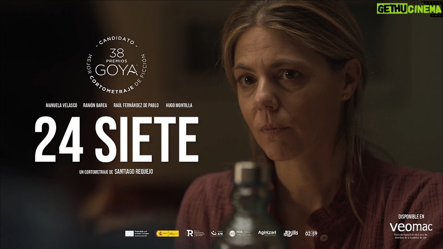 Manuela Velasco Instagram - Conocer el trabajo social, la implicación y responsabilidad de todas las personas que forman parte del proyecto @redes.afe nos ha cambiado nuestro mirar y estar en el mundo a todos los que hemos participado en este corto. Lo hemos hecho para visibilizar el acogimiento familiar especializado. Para que sepáis que hay niños que viven en instituciones (centros de acogida) y que han sufrido circunstancias tan graves de abandono, maltrato o abuso que para salir adelante necesitan otro tipo de protección. Personas menores de edad con problemas especiales o de riesgo, problemas de conducta o adaptación que dificultan su integración familiar y social. Personas menores de edad con discapacidad reconocida, problemáticas de salud mental y/o niños y niñas con otras necesidades especiales. En definitiva, personas menores de edad tan dañadas a las que para poder afrontar su dolor, reparar sus heridas y tener una oportunidad en la vida no les basta con cariño y buenas intenciones. Necesitan el apoyo incondicional y constante de un profesional del ámbito sanitario, socio-comunitario o socio–educativo. Para afrontar estas necesidades nace #redesafe Hemos tenido la extraordinaria oportunidad de conocer a las familias, asistir a las terapias de grupo, charlar, compartir experiencias en muchas ciudades de España. Es una realidad complejísima y amplísima. En este corto tratamos algunos aspectos importantes, pero no está todo, ni muchísimo menos. Cada caso, cada familia, cada herida merece su propia historia. Nunca me cansaré de dar a las gracias a los trabajadores sociales que se empeñan en no abandonar a nadie. #24siete #cortometraje #acogimientofamiliarespecializado @santirequejo