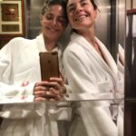 Manuela Velasco Instagram - El escultor Colin Arthur, uno de los grandes de los efectos especiales y el maquillaje del cine fantástico, artífice entre otras maravillas de los simios de ‘2001: Una odisea del espacio” o Fújur y el Comerrocas de ‘La historia interminable’ es el creador de la calavera del premio de honor de @islacalaverafest ¡pues qué honor que esta pieza del gran Colin se venga conmigo a casa! Gracias infinitas al festival. Además he disfrutado a tope de las playas de arena negra de Puerto de la Cruz, de los jardines, el spa, la tranquilidad y la amabilidad extraordinaria del personal del @hotelbotanico , de pasear por las calles de La Laguna, de la visión siempre impresionante y bellísima del Teide, del mousse de gofio con miel de palma, del océano… ¡Ay! #Tenerife #puertodelacruz #teide #hotelbotanicotenerife