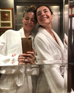 Manuela Velasco Instagram - El escultor Colin Arthur, uno de los grandes de los efectos especiales y el maquillaje del cine fantástico, artífice entre otras maravillas de los simios de ‘2001: Una odisea del espacio” o Fújur y el Comerrocas de ‘La historia interminable’ es el creador de la calavera del premio de honor de @islacalaverafest ¡pues qué honor que esta  pieza del gran Colin se venga conmigo a casa!  Gracias infinitas al festival.
Además he disfrutado a tope de las playas de arena negra de Puerto de la Cruz, de los jardines, el spa, la tranquilidad y la amabilidad extraordinaria del personal del @hotelbotanico , de pasear por las calles de La Laguna, de la visión siempre impresionante y bellísima del Teide, del mousse de gofio con miel de palma, del océano…
¡Ay! 
#Tenerife #puertodelacruz #teide #hotelbotanicotenerife