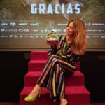 Manuela Velasco Instagram - Siempre nos quedará el FANTÁSTICO como refugio. Enamorada de @islacalaverafest Una auténtica gozada compartir estos días con personas que aman tanto el cine fantástico y que se ocupan de difundirlo en salas de cine y de despertar el interés en los más jóvenes. ¡Y lo que saben! ¡Qué placer escucharos y aprender! Gracias @ramongonzaleztrujillo @danielfumero @vanesabocanegra Laura y todo el equipo (especialmente Alba y Luis) por vuestro cariño. Además tuvieron a bien darme el premio de honor junto a Joe Dante ( para los que no le conozcáis es el director de pelis tan míticas com Gremlins, Aullidos, El chip prodigioso, Piraña) y Sílvia Tortosa, leyenda del fantástico toda ella. Me llevo muchas recomendaciones apuntadas. Enhorabuena también a @fj6utierrez y @victor_clavijo_actor que arrasaron con su peli “La espera”. Gracias al concejal de cultura de La Laguna @dailosdgf Y gracias a tanta gente fantástica que he conocido estos días y que no sé sus nombres. Deseando volver. #festivaldecinefantasticodecanarias #islacalaverafest #islacalavera2023 #lalaguna #tenerife Gracias por vestirme para esta noche tan emocionante @forte_forte @guess @ehmoda @elenabeautyalien 💚