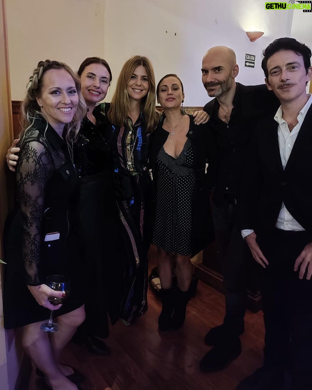 Manuela Velasco Instagram - Siempre nos quedará el FANTÁSTICO como refugio. Enamorada de @islacalaverafest Una auténtica gozada compartir estos días con personas que aman tanto el cine fantástico y que se ocupan de difundirlo en salas de cine y de despertar el interés en los más jóvenes. ¡Y lo que saben! ¡Qué placer escucharos y aprender! Gracias @ramongonzaleztrujillo @danielfumero @vanesabocanegra Laura y todo el equipo (especialmente Alba y Luis) por vuestro cariño. Además tuvieron a bien darme el premio de honor junto a Joe Dante ( para los que no le conozcáis es el director de pelis tan míticas com Gremlins, Aullidos, El chip prodigioso, Piraña) y Sílvia Tortosa, leyenda del fantástico toda ella. Me llevo muchas recomendaciones apuntadas. Enhorabuena también a @fj6utierrez y @victor_clavijo_actor que arrasaron con su peli “La espera”. Gracias al concejal de cultura de La Laguna @dailosdgf Y gracias a tanta gente fantástica que he conocido estos días y que no sé sus nombres. Deseando volver. #festivaldecinefantasticodecanarias #islacalaverafest #islacalavera2023 #lalaguna #tenerife Gracias por vestirme para esta noche tan emocionante @forte_forte @guess @ehmoda @elenabeautyalien 💚