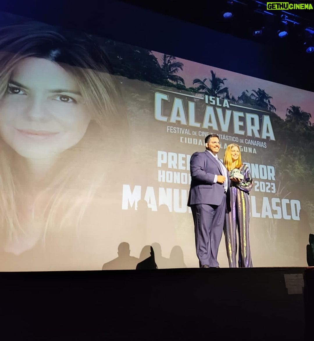 Manuela Velasco Instagram - Siempre nos quedará el FANTÁSTICO como refugio. Enamorada de @islacalaverafest Una auténtica gozada compartir estos días con personas que aman tanto el cine fantástico y que se ocupan de difundirlo en salas de cine y de despertar el interés en los más jóvenes. ¡Y lo que saben! ¡Qué placer escucharos y aprender! Gracias @ramongonzaleztrujillo @danielfumero @vanesabocanegra Laura y todo el equipo (especialmente Alba y Luis) por vuestro cariño. Además tuvieron a bien darme el premio de honor junto a Joe Dante ( para los que no le conozcáis es el director de pelis tan míticas com Gremlins, Aullidos, El chip prodigioso, Piraña) y Sílvia Tortosa, leyenda del fantástico toda ella. Me llevo muchas recomendaciones apuntadas. Enhorabuena también a @fj6utierrez y @victor_clavijo_actor que arrasaron con su peli “La espera”. Gracias al concejal de cultura de La Laguna @dailosdgf Y gracias a tanta gente fantástica que he conocido estos días y que no sé sus nombres. Deseando volver. #festivaldecinefantasticodecanarias #islacalaverafest #islacalavera2023 #lalaguna #tenerife Gracias por vestirme para esta noche tan emocionante @forte_forte @guess @ehmoda @elenabeautyalien 💚