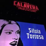 Manuela Velasco Instagram - Siempre nos quedará el FANTÁSTICO como refugio. Enamorada de @islacalaverafest Una auténtica gozada compartir estos días con personas que aman tanto el cine fantástico y que se ocupan de difundirlo en salas de cine y de despertar el interés en los más jóvenes. ¡Y lo que saben! ¡Qué placer escucharos y aprender! Gracias @ramongonzaleztrujillo @danielfumero @vanesabocanegra Laura y todo el equipo (especialmente Alba y Luis) por vuestro cariño. Además tuvieron a bien darme el premio de honor junto a Joe Dante ( para los que no le conozcáis es el director de pelis tan míticas com Gremlins, Aullidos, El chip prodigioso, Piraña) y Sílvia Tortosa, leyenda del fantástico toda ella. Me llevo muchas recomendaciones apuntadas. Enhorabuena también a @fj6utierrez y @victor_clavijo_actor que arrasaron con su peli “La espera”. Gracias al concejal de cultura de La Laguna @dailosdgf Y gracias a tanta gente fantástica que he conocido estos días y que no sé sus nombres. Deseando volver. #festivaldecinefantasticodecanarias #islacalaverafest #islacalavera2023 #lalaguna #tenerife Gracias por vestirme para esta noche tan emocionante @forte_forte @guess @ehmoda @elenabeautyalien 💚
