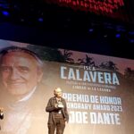Manuela Velasco Instagram - Siempre nos quedará el FANTÁSTICO como refugio. Enamorada de @islacalaverafest Una auténtica gozada compartir estos días con personas que aman tanto el cine fantástico y que se ocupan de difundirlo en salas de cine y de despertar el interés en los más jóvenes. ¡Y lo que saben! ¡Qué placer escucharos y aprender! Gracias @ramongonzaleztrujillo @danielfumero @vanesabocanegra Laura y todo el equipo (especialmente Alba y Luis) por vuestro cariño. Además tuvieron a bien darme el premio de honor junto a Joe Dante ( para los que no le conozcáis es el director de pelis tan míticas com Gremlins, Aullidos, El chip prodigioso, Piraña) y Sílvia Tortosa, leyenda del fantástico toda ella. Me llevo muchas recomendaciones apuntadas. Enhorabuena también a @fj6utierrez y @victor_clavijo_actor que arrasaron con su peli “La espera”. Gracias al concejal de cultura de La Laguna @dailosdgf Y gracias a tanta gente fantástica que he conocido estos días y que no sé sus nombres. Deseando volver. #festivaldecinefantasticodecanarias #islacalaverafest #islacalavera2023 #lalaguna #tenerife Gracias por vestirme para esta noche tan emocionante @forte_forte @guess @ehmoda @elenabeautyalien 💚