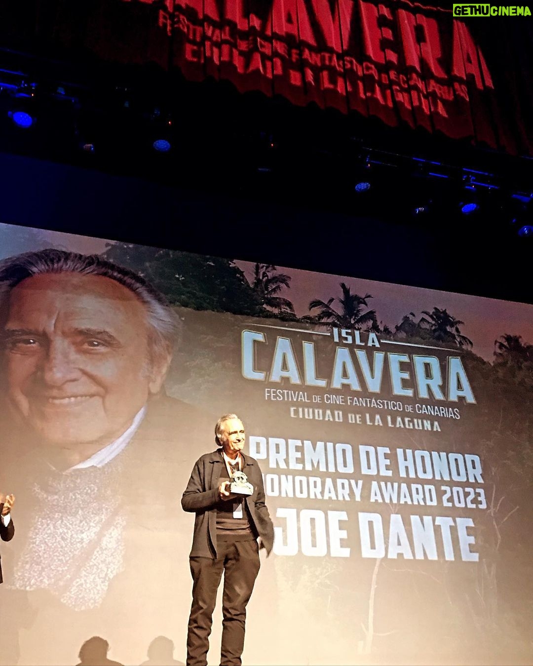 Manuela Velasco Instagram - Siempre nos quedará el FANTÁSTICO como refugio. Enamorada de @islacalaverafest Una auténtica gozada compartir estos días con personas que aman tanto el cine fantástico y que se ocupan de difundirlo en salas de cine y de despertar el interés en los más jóvenes. ¡Y lo que saben! ¡Qué placer escucharos y aprender! Gracias @ramongonzaleztrujillo @danielfumero @vanesabocanegra Laura y todo el equipo (especialmente Alba y Luis) por vuestro cariño. Además tuvieron a bien darme el premio de honor junto a Joe Dante ( para los que no le conozcáis es el director de pelis tan míticas com Gremlins, Aullidos, El chip prodigioso, Piraña) y Sílvia Tortosa, leyenda del fantástico toda ella. Me llevo muchas recomendaciones apuntadas. Enhorabuena también a @fj6utierrez y @victor_clavijo_actor que arrasaron con su peli “La espera”. Gracias al concejal de cultura de La Laguna @dailosdgf Y gracias a tanta gente fantástica que he conocido estos días y que no sé sus nombres. Deseando volver. #festivaldecinefantasticodecanarias #islacalaverafest #islacalavera2023 #lalaguna #tenerife Gracias por vestirme para esta noche tan emocionante @forte_forte @guess @ehmoda @elenabeautyalien 💚
