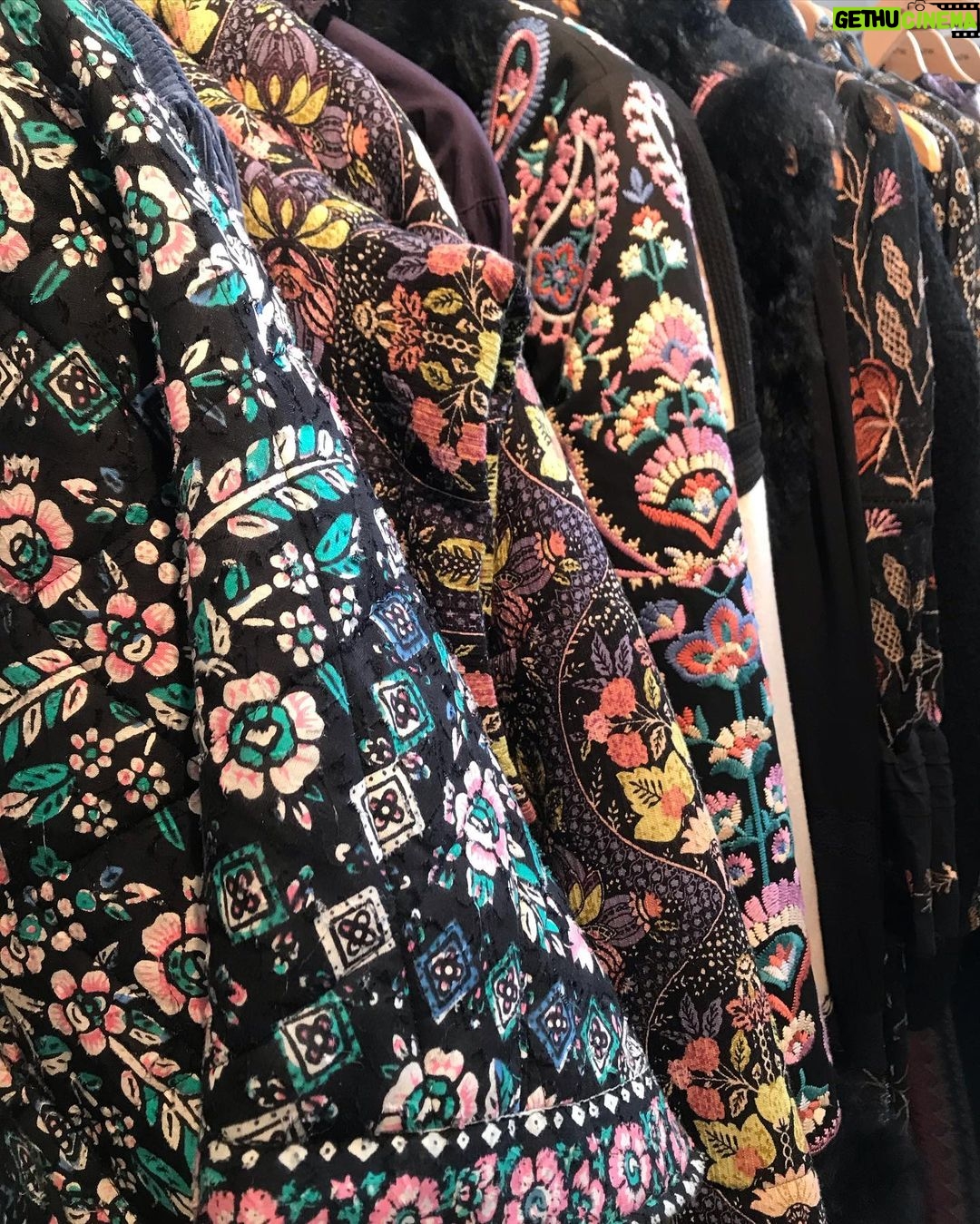 Manuela Velasco Instagram - Terapia @antikbatik_paris Pasi贸n por estas telas, bordados y estampados artesanales. Gracias @ehmoda @elenabeautyalien 馃挊