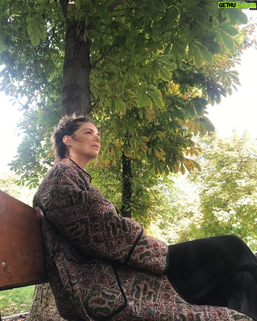 Manuela Velasco Instagram - Paseando este precioso abrigo de @antikbatik_paris @ehmoda