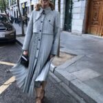 Manuela Velasco Instagram - Tenía ganas de tiempo de gabardina. Esta es de @sandroparis y también me chifla como vestido. @ehmoda 🌬🍂🍁 #tiempodegabardina #gabardina