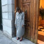 Manuela Velasco Instagram - Tenía ganas de tiempo de gabardina. Esta es de @sandroparis y también me chifla como vestido. @ehmoda 🌬🍂🍁 #tiempodegabardina #gabardina