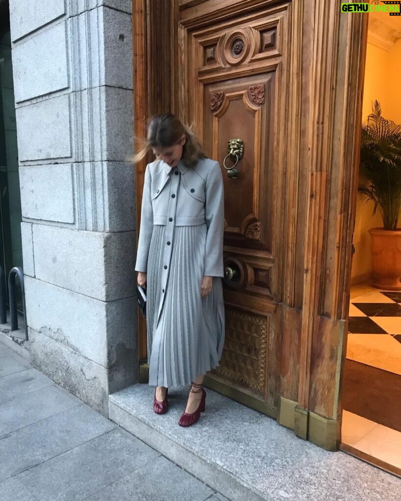 Manuela Velasco Instagram - Tenía ganas de tiempo de gabardina. Esta es de @sandroparis y también me chifla como vestido. @ehmoda 🌬🍂🍁 #tiempodegabardina #gabardina