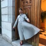 Manuela Velasco Instagram - Tenía ganas de tiempo de gabardina. Esta es de @sandroparis y también me chifla como vestido. @ehmoda 🌬🍂🍁 #tiempodegabardina #gabardina