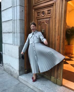 Manuela Velasco Instagram - Tenía ganas de tiempo de gabardina.
Esta es de @sandroparis y también me chifla como vestido.
@ehmoda 🌬🍂🍁
#tiempodegabardina #gabardina