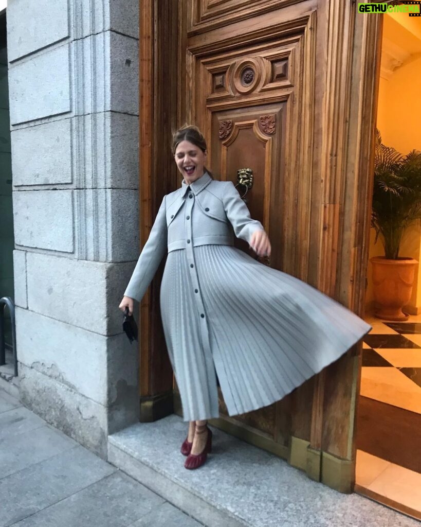 Manuela Velasco Instagram - Tenía ganas de tiempo de gabardina. Esta es de @sandroparis y también me chifla como vestido. @ehmoda 🌬🍂🍁 #tiempodegabardina #gabardina