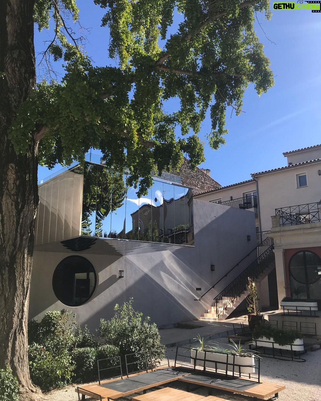 Manuela Velasco Instagram - Ces jours heureux à Nîmes 🇫🇷❤️ #Nîmes #occitanie #surdefrancia #maisoncarrée #lesarenesdenimes #laarenadenimes #torremagna #jardindelafontaine #lecieldenîmes #festivalfilmspagnol Nîmes Centre Ville