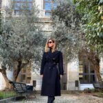 Manuela Velasco Instagram - Presumiendo de abrigo nuevo en el Reina Sofía. Lugar fantástico siempre y refugio singular ahora que el centro de Madrid está imposible. Dato: A Picasso 1906 se entra con hora. Gracias @forte_forte @ehmoda @elenabeautyalien 🖤