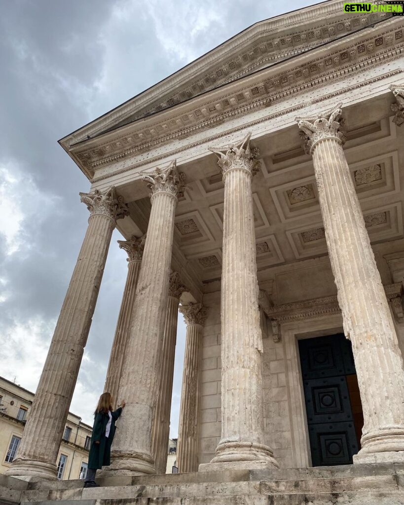 Manuela Velasco Instagram - La Maison carrée. Nîmes. Me está encantando mucho Nîmes. #ordencorintio #temploromano #nîmes La Maison Carré, Nîmes