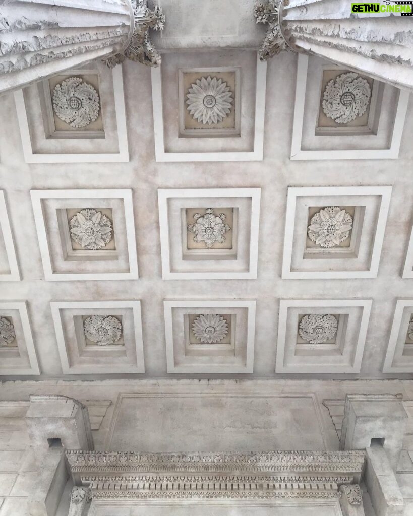 Manuela Velasco Instagram - La Maison carrée. Nîmes. Me está encantando mucho Nîmes. #ordencorintio #temploromano #nîmes La Maison Carré, Nîmes