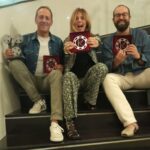 Manuela Velasco Instagram - Nos explota el corazón. Gracias al jurado de @k_lidoscopi_ac que ha considerado nuestro corto 24/SIETE merecedor de los premios de mejor guión (@lorenramis @santirequejo ) mejor cortometraje de ficción, mejor actor (@ramonbarea13 ) y mejor actriz 🙋🏼‍♀️ Lo que más felices nos hace es compartir estos premios con los verdaderos protagonistas de esta historia: los menores del sistema de protección y los profesionales que forman parte del proyecto @redes.afe Toda mi admiración y agradecimiento a las personas que se dedican al trabajo social, psicología, grupos de apoyo a las familias. Y a los menores del programa de acogimiento familiar especializado que he conocido este año y que me han enseñado tantas cosas. Mel, el mío es por y para ti y tu familia. Díselo a A de mi parte, por favor. #24siete #cineespañol #cortometraje Cullera, Valencia