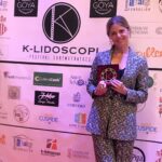 Manuela Velasco Instagram - Nos explota el corazón. Gracias al jurado de @k_lidoscopi_ac que ha considerado nuestro corto 24/SIETE merecedor de los premios de mejor guión (@lorenramis @santirequejo ) mejor cortometraje de ficción, mejor actor (@ramonbarea13 ) y mejor actriz 🙋🏼‍♀️ Lo que más felices nos hace es compartir estos premios con los verdaderos protagonistas de esta historia: los menores del sistema de protección y los profesionales que forman parte del proyecto @redes.afe Toda mi admiración y agradecimiento a las personas que se dedican al trabajo social, psicología, grupos de apoyo a las familias. Y a los menores del programa de acogimiento familiar especializado que he conocido este año y que me han enseñado tantas cosas. Mel, el mío es por y para ti y tu familia. Díselo a A de mi parte, por favor. #24siete #cineespañol #cortometraje Cullera, Valencia