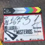 Manuela Velasco Instagram - Me declaro fan total de @mariapujalte Es una gloria trabajar contigo, María. @orioltarrason eres canela fina, van dos y espero y deseo volver a coincidir. María y Oriol contagian buen rollo y confianza a los que pasamos por sus misterios y es maravilloso trabajar así. Gracias a los dos ❤️ Si a eso le sumas la templanza, el saber y el buen humor de @jorgesaavedrad a los mandos, a la genia #beatrizcarvajal y a un equipo majísimo, pues una experiencia maravillosa. @verandatv @rtve ¿Víctima, culpable, inocente? ¿Qué seré, seré? #losmisteriosdelaura