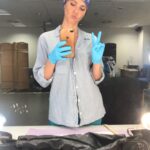 Manuela Velasco Instagram - Me declaro fan total de @mariapujalte Es una gloria trabajar contigo, María. @orioltarrason eres canela fina, van dos y espero y deseo volver a coincidir. María y Oriol contagian buen rollo y confianza a los que pasamos por sus misterios y es maravilloso trabajar así. Gracias a los dos ❤️ Si a eso le sumas la templanza, el saber y el buen humor de @jorgesaavedrad a los mandos, a la genia #beatrizcarvajal y a un equipo majísimo, pues una experiencia maravillosa. @verandatv @rtve ¿Víctima, culpable, inocente? ¿Qué seré, seré? #losmisteriosdelaura