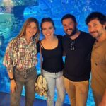 Manuela Velasco Instagram - En Donostia presentando #24SIETE Este pase ha sido muy especial porque la historia nació aquí y ayer en la sala de cine estaban sentados sus protagonistas: las familias, profesionales y menores que forman parte de @redes.afe Contamos esta historia para visibilizar el acogimiento familiar especializado y poner en valor todo lo que están consiguiendo, porque a veces las heridas son tan profundas y complejas que los menores necesitan la atención incondicional de un profesional 24 horas 7 días a la semana para poder sanar y desmontar sus armaduras emocionales. Y a partir de ahí construir. Tener posibilidades, esperanza, futuro. Además celebramos que después de su paso por algunos festivales calificadores que lo han premiado, nuestro corto es candidato a los Goya. Mel, Akram, Víctor, ¡qué inmensa alegría volver a veros! ❤️ Gracias a todxs los que os dedicáis al trabajo social, sois inspiración. #donostia #sansebastian #zinemaldia Donostia _San Sebastián