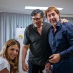 Manuela Velasco Instagram - Desde ayer podéis conocer la historia de #badaq la rinoceronta que fue arrancada de su hábitat natural en Pawu (Indonesia) y traída a Madrid donde dio nombre a la calle de la Abada. Basada en hechos reales entre la fábula y la novela histórica, @carlosbardemoficial da voz a un animal que con estupor mira a los humanos (los monos sin pelo) y sus relaciones y denuncia su codicia, su fanatismo religioso y la destrucción de la naturaleza por parte del hombre. Para mí fue un honor dar mi voz a la rinoceronta que (como decía Lorca) me ha llegado a los centros, en una presentación emocionante e interesantísima en la que disfruté muchísimo de la lectura junto a @bardemantarctic y de todo lo que se habló. Aprendí latín. Literal. Enhorabuena Carlos ❤️ ¡Leed, insensatos! No os privéis de este inmenso placer. #badaq #carlosbardem #novela #fabula #historia #calledelabada 📷 @anitamanezphoto & me Círculo de Bellas Artes