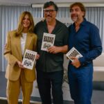 Manuela Velasco Instagram - Desde ayer podéis conocer la historia de #badaq la rinoceronta que fue arrancada de su hábitat natural en Pawu (Indonesia) y traída a Madrid donde dio nombre a la calle de la Abada. Basada en hechos reales entre la fábula y la novela histórica, @carlosbardemoficial da voz a un animal que con estupor mira a los humanos (los monos sin pelo) y sus relaciones y denuncia su codicia, su fanatismo religioso y la destrucción de la naturaleza por parte del hombre. Para mí fue un honor dar mi voz a la rinoceronta que (como decía Lorca) me ha llegado a los centros, en una presentación emocionante e interesantísima en la que disfruté muchísimo de la lectura junto a @bardemantarctic y de todo lo que se habló. Aprendí latín. Literal. Enhorabuena Carlos ❤️ ¡Leed, insensatos! No os privéis de este inmenso placer. #badaq #carlosbardem #novela #fabula #historia #calledelabada 📷 @anitamanezphoto & me Círculo de Bellas Artes